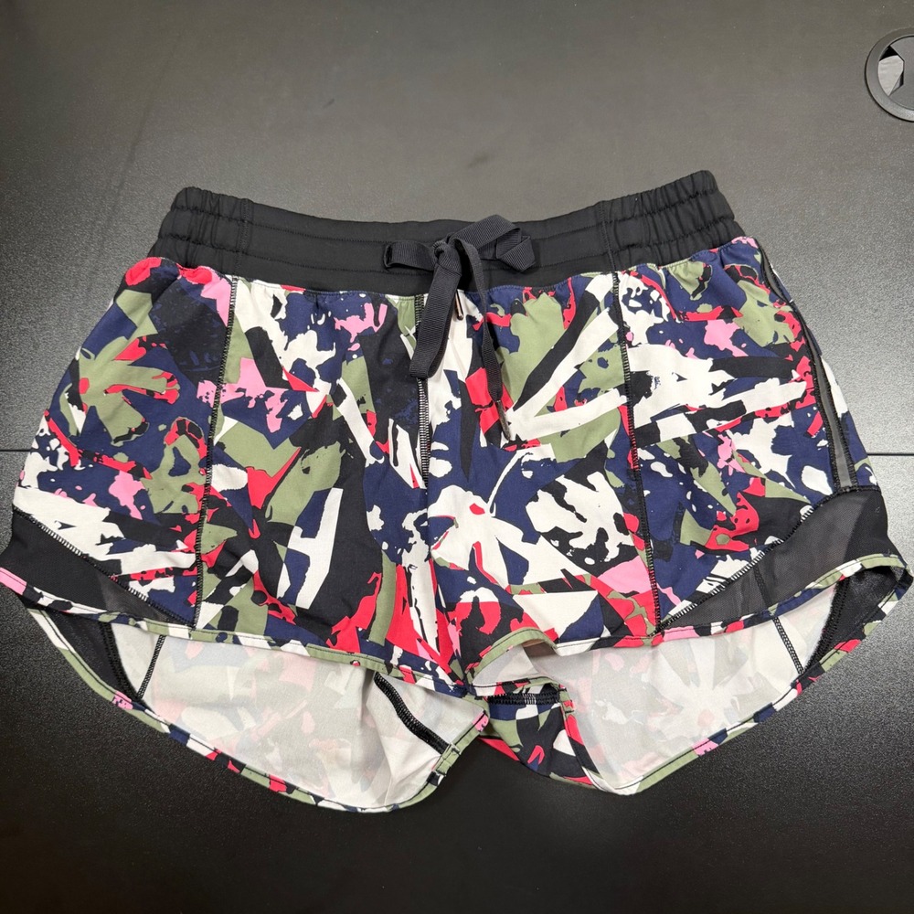Lululemon Hotty Hot Low-Rise Lined Shorts 2.5" Paint Glide Warp Multi Womens 6